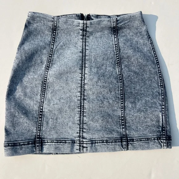 Free People Modern Femme Novelty Mini Indigo Acid Wash Denim Skirt Size: 6 - Picture 3 of 13